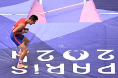 Pole vaulter Obiena escapes elimination in Paris